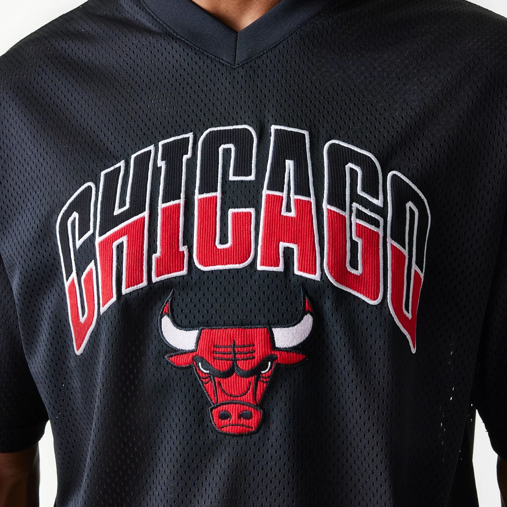The Male model is wearing Chicago Bulls NBA Arch Mesh Black Mesh Oversized Jersey 4