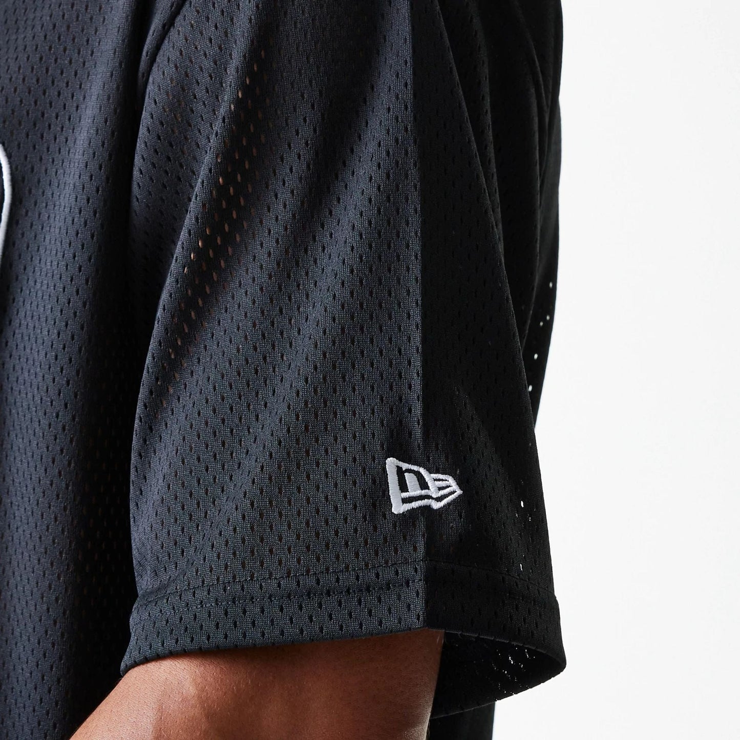 The Male model is wearing Chicago Bulls NBA Arch Mesh Black Mesh Oversized Jersey 7