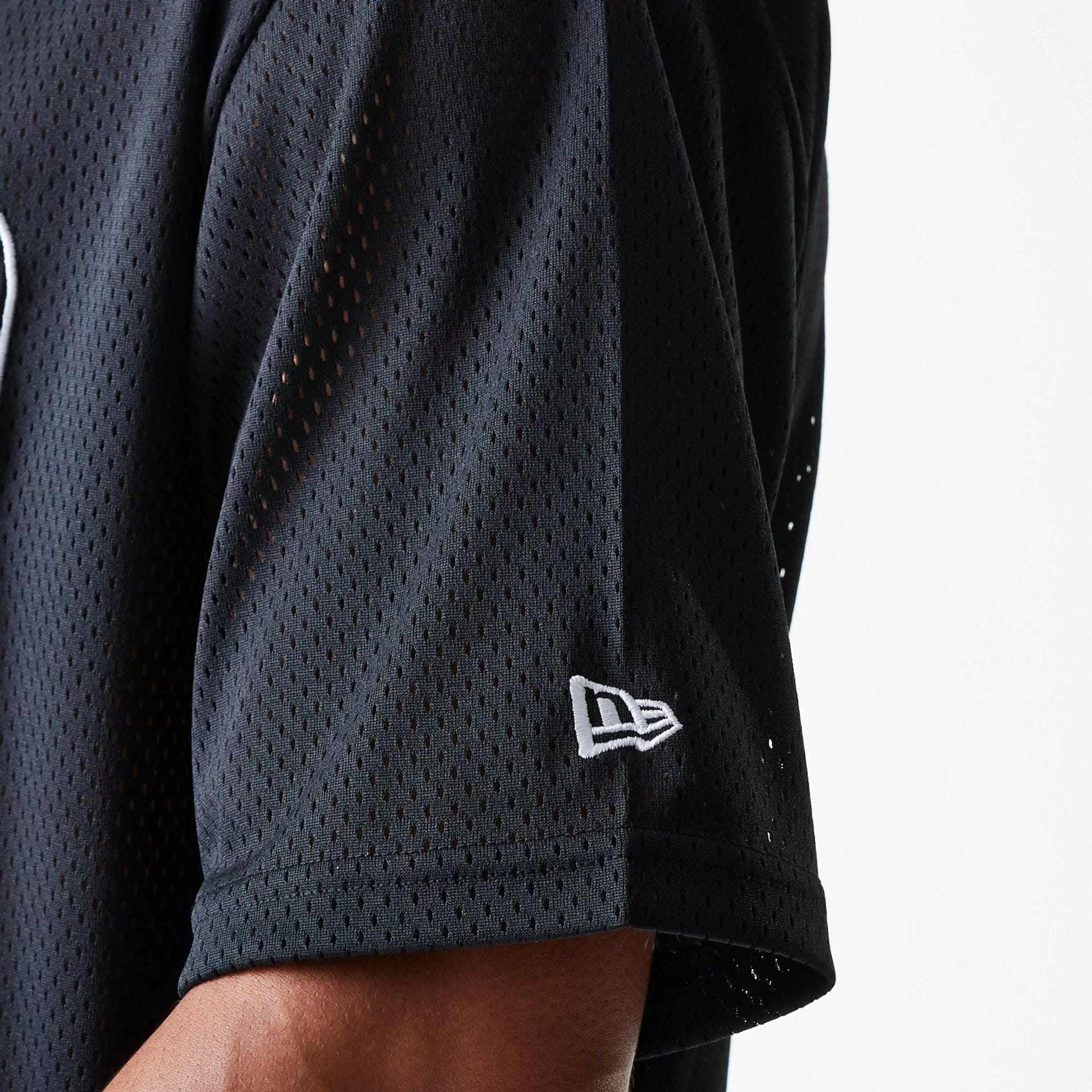 The Male model is wearing Chicago Bulls NBA Arch Mesh Black Mesh Oversized Jersey 7