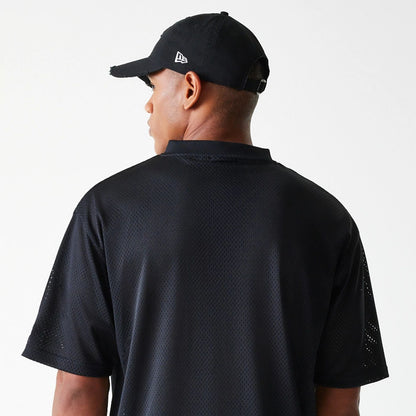 The Male model is wearing Chicago Bulls NBA Arch Mesh Black Mesh Oversized Jersey 6