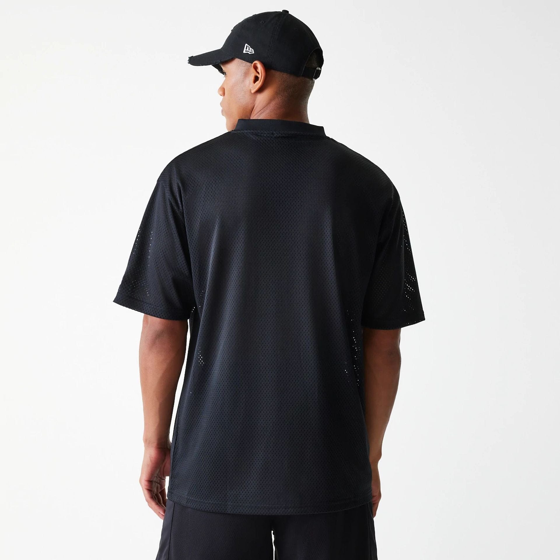 The Male model is wearing Chicago Bulls NBA Arch Mesh Black Mesh Oversized Jersey 2