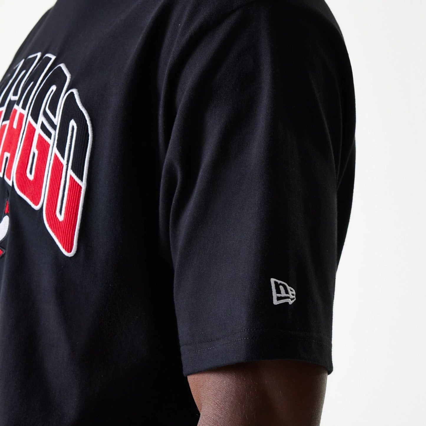 The Male model is wearing Chicago Bulls NBA Arch Graphic Black Oversized T-Shirt 5