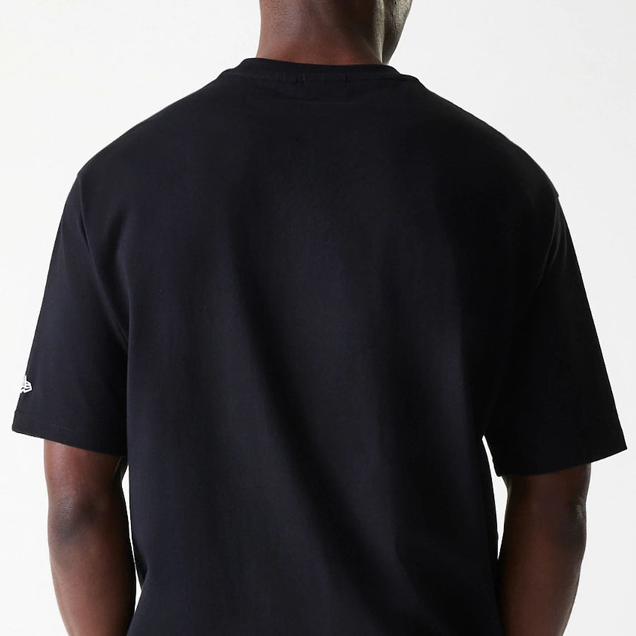 The Male model is wearing Chicago Bulls NBA Arch Graphic Black Oversized T-Shirt 7
