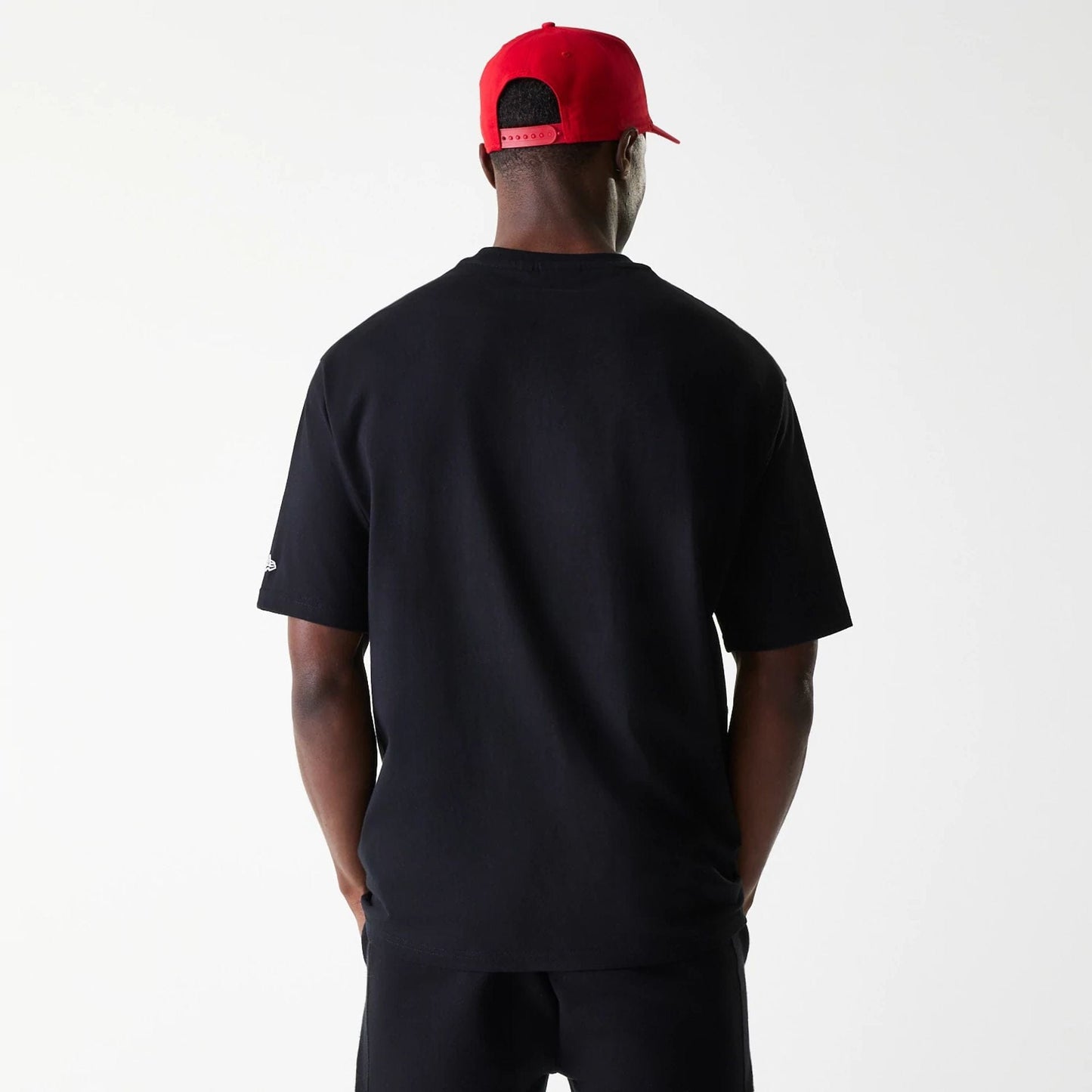 The Male model is wearing Chicago Bulls NBA Arch Graphic Black Oversized T-Shirt 2