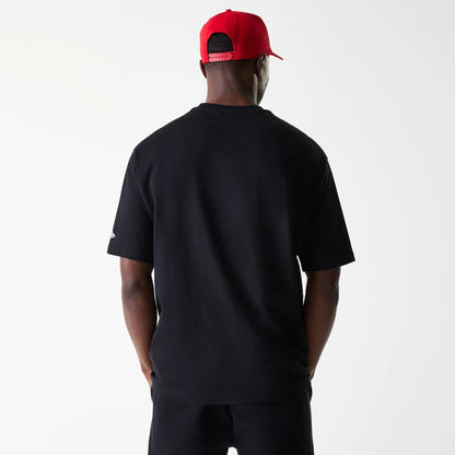 The Male model is wearing Chicago Bulls NBA Arch Graphic Black Oversized T-Shirt 2