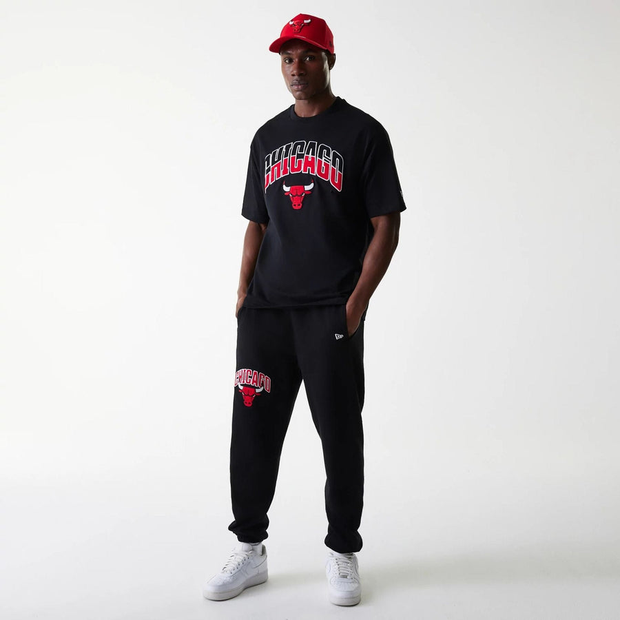 The Male model is wearing Chicago Bulls NBA Arch Graphic Black Oversized T-Shirt 8