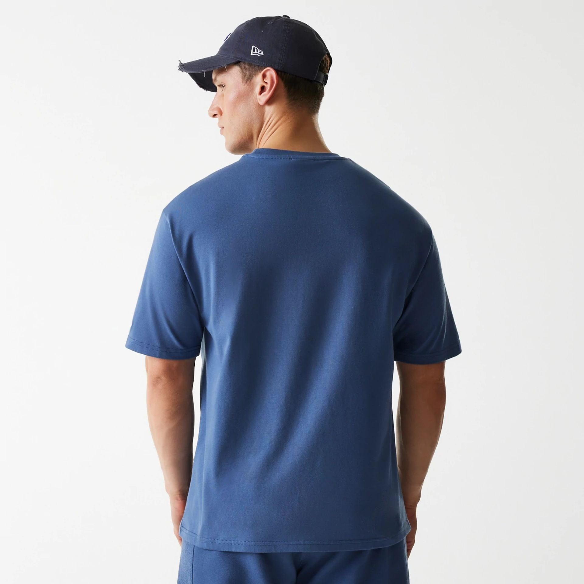 The Male model is wearing LA Lakers NBA Arch Graphic Dark Blue Oversized T-Shirt 2