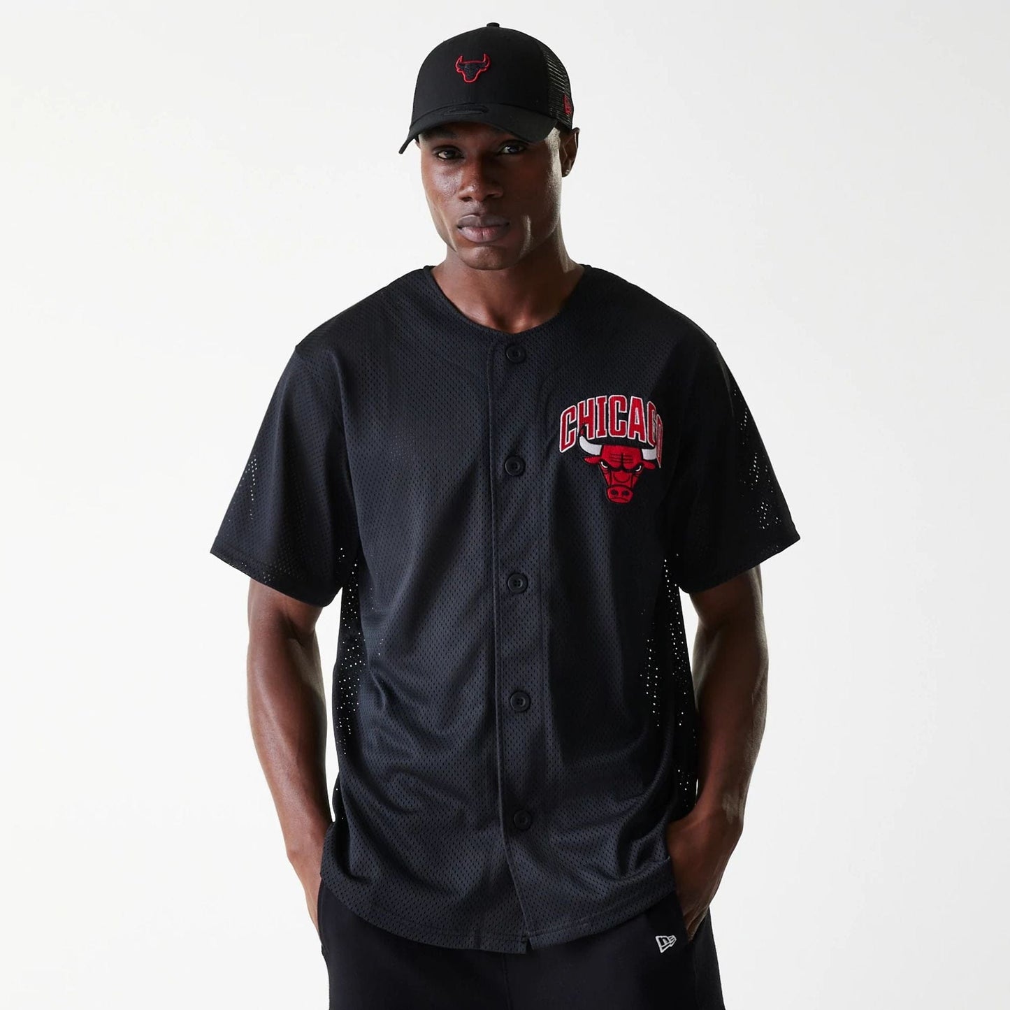 The Male model is wearing Chicago Bulls NBA Arch Graphic Black Mesh Jersey 1