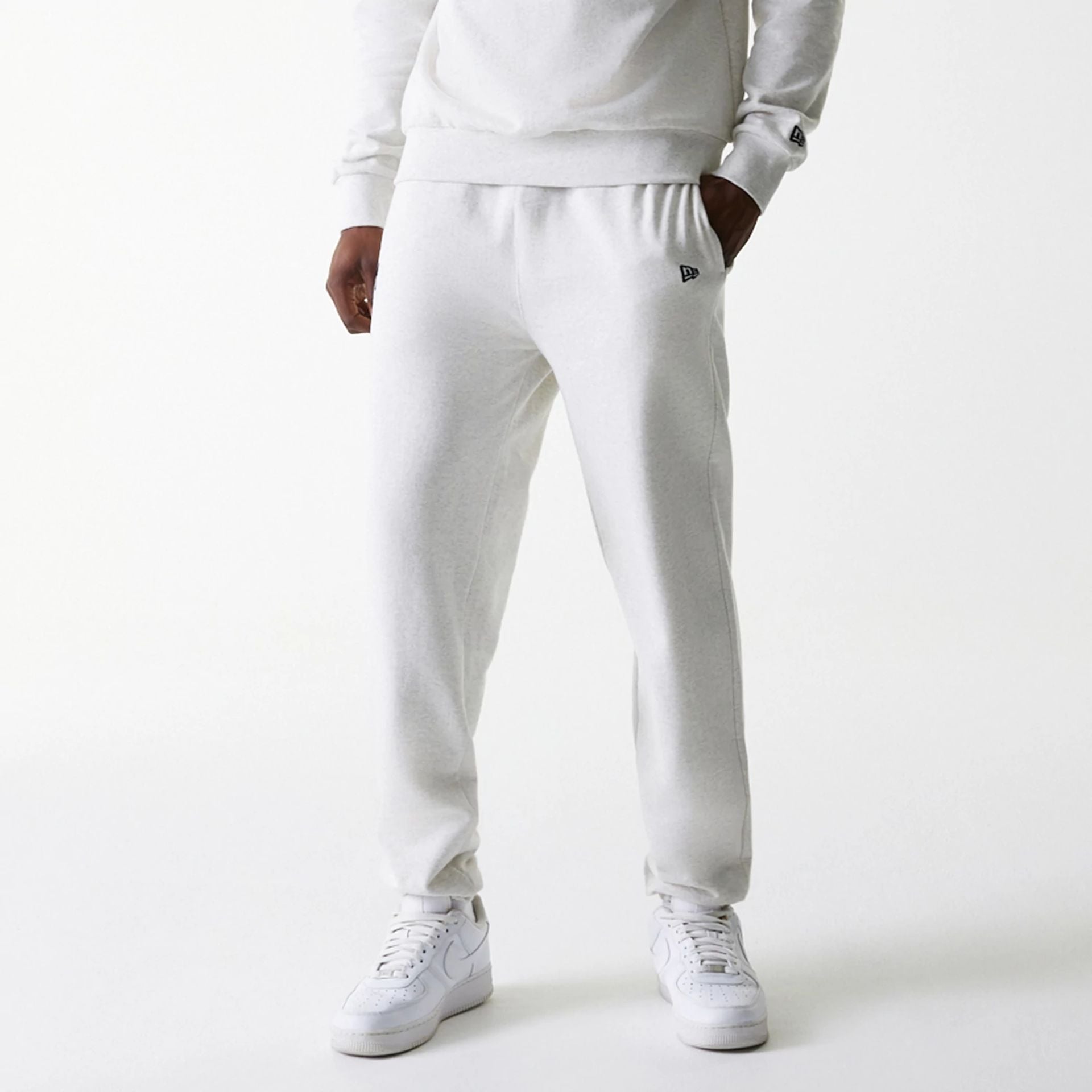 The Male model is wearing LA Dodgers MLB Heritage Pastel Grey Joggers 7
