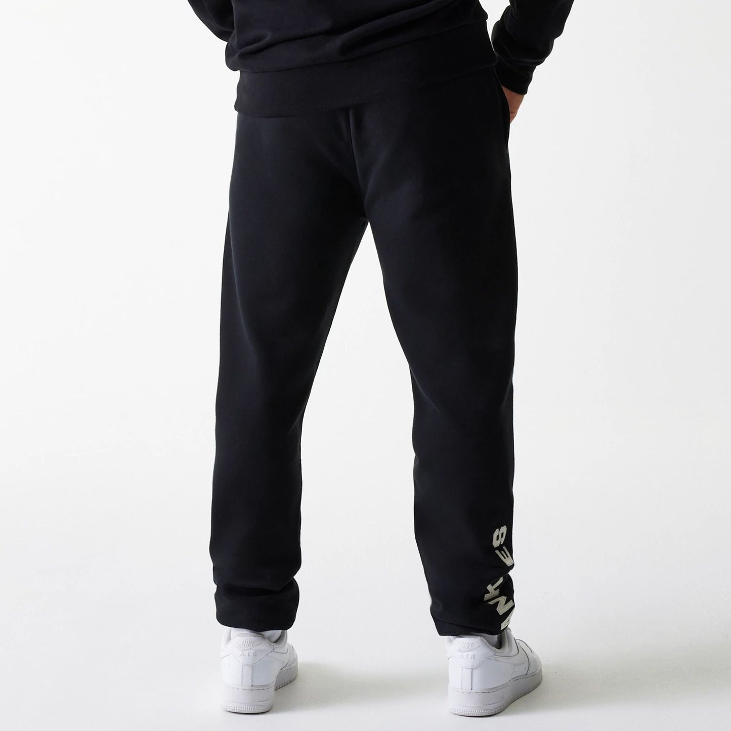 The Male model is wearing New York Yankees MLB Heritage Black Joggers 2