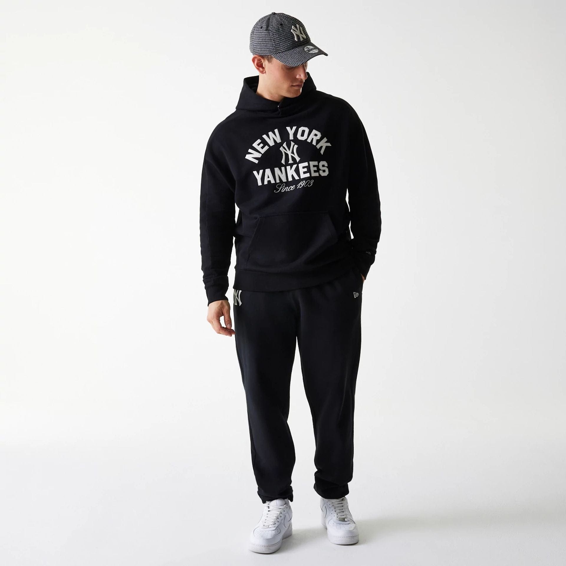 The Male model is wearing New York Yankees MLB Heritage Black Joggers 8