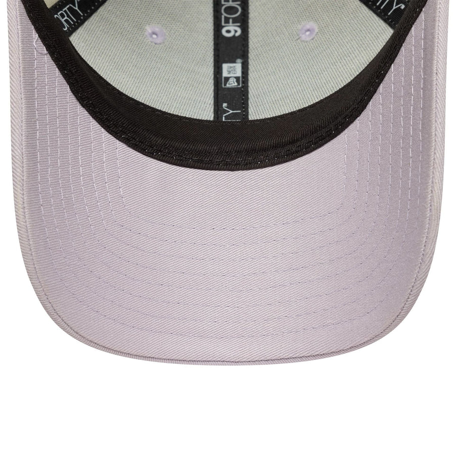 This is a Chelsea FC Lion Crest Womens Contrast Cream 9FORTY Adjustable Cap 5