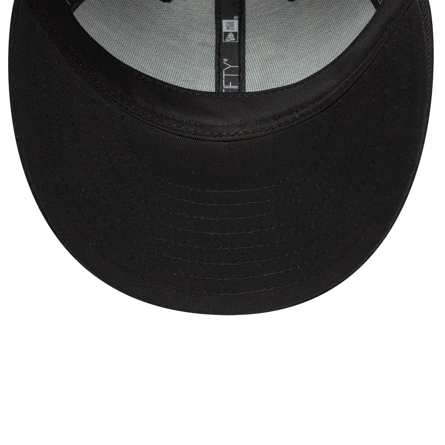 This is a Manchester United FC Vintage Black Low Profile 9FIFTY Snapback Adjustable Cap 6