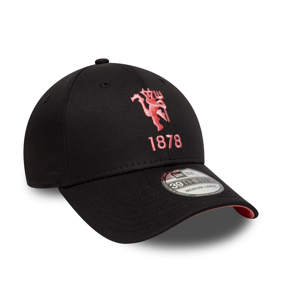 This is a Manchester United FC Seasonal Black 39THIRTY Stretch Fit Cap 4