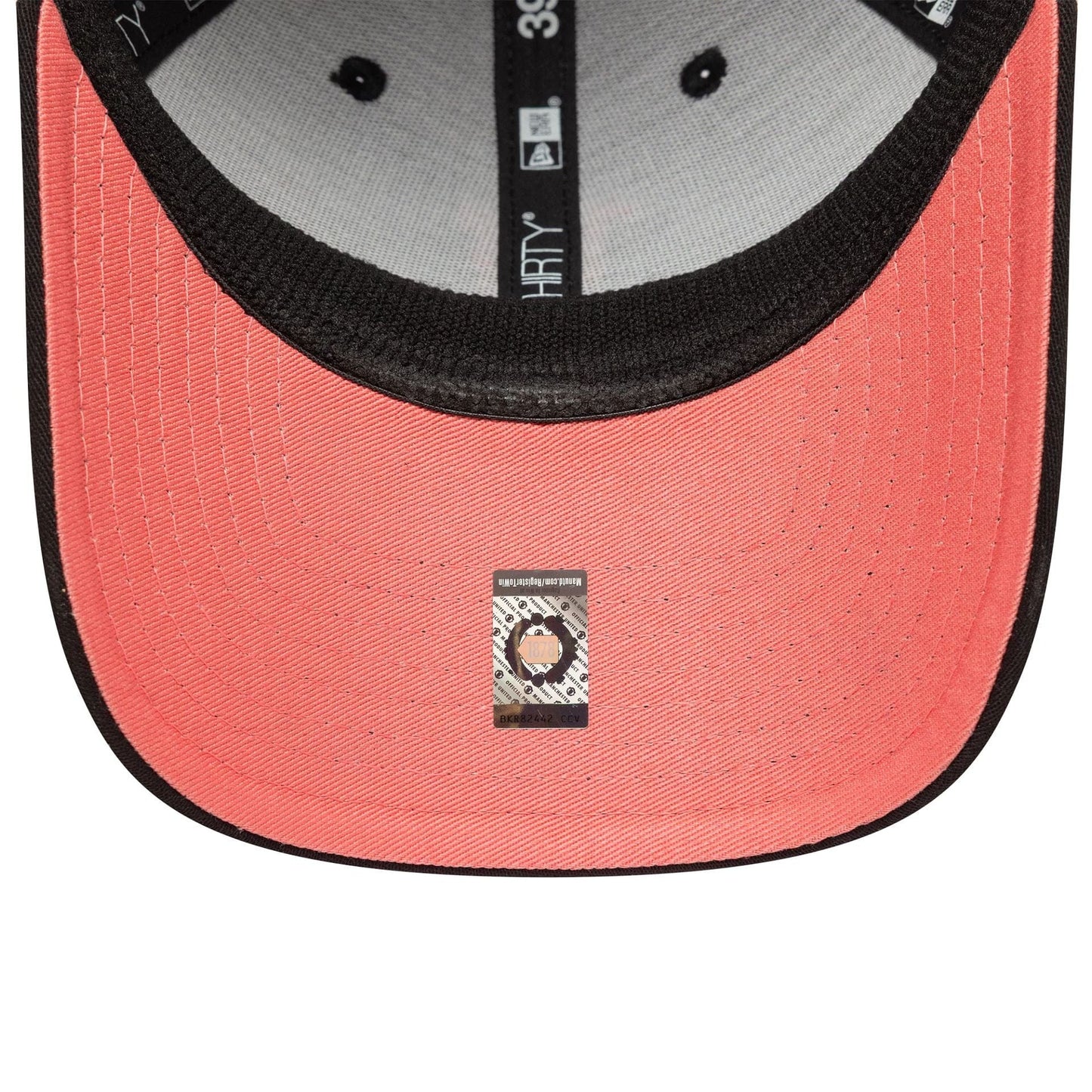 This is a Manchester United FC Seasonal Black 39THIRTY Stretch Fit Cap 2