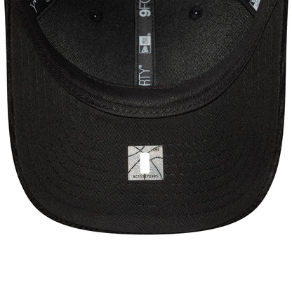 This is a Chicago Bulls MLB Cord Black 9FORTY M-Crown Adjustable Cap 5