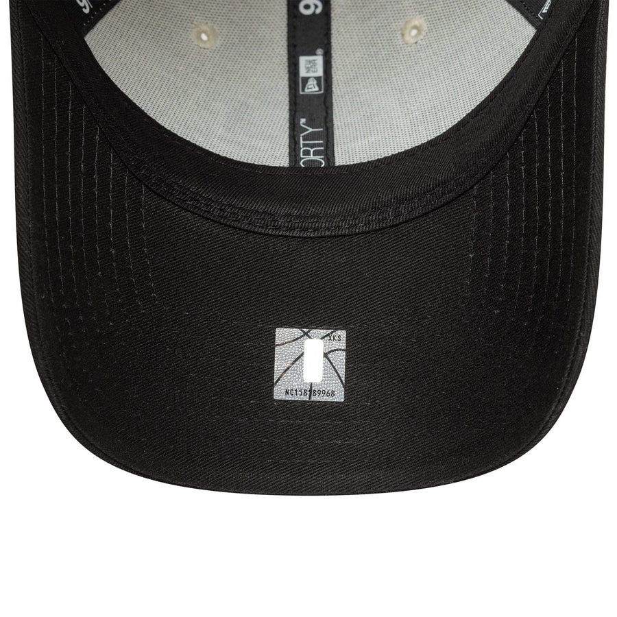 This is a Chicago Bulls NBA Colour Block Cream 9FORTY Adjustable Cap 5