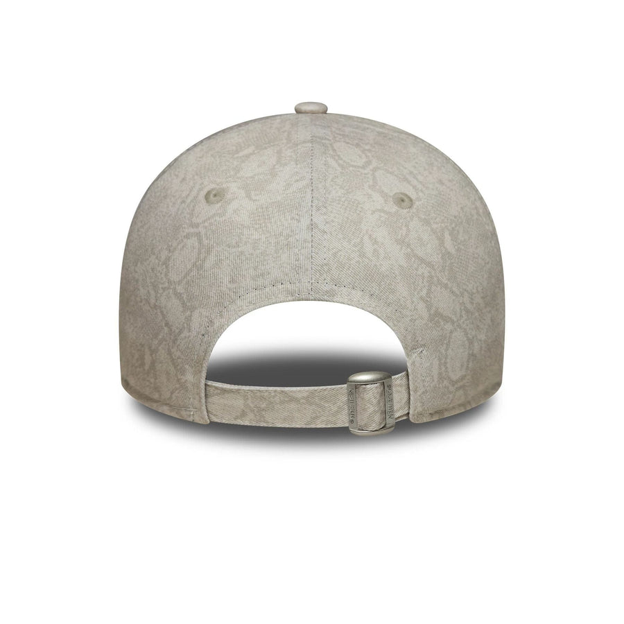 This is a New York Yankees Womens MLB Animal Cream 9TWENTY Adjustable Cap 4