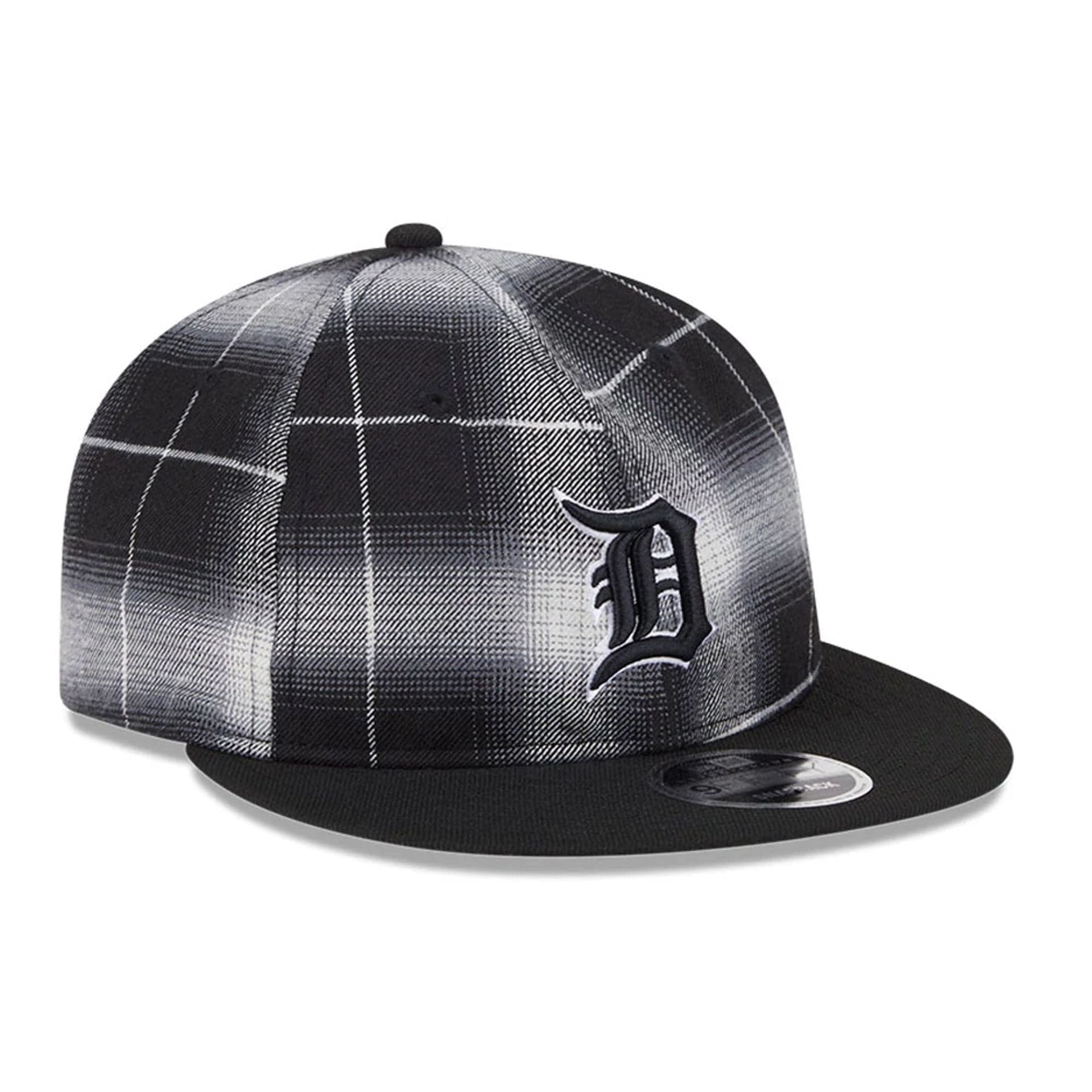 This is a Detroit Tigers MLB Plaid Black Retro Crown 9FIFTY Snapback Adjustable Cap 4
