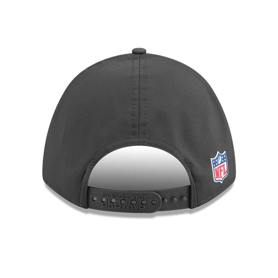 This is a Cleveland Browns NFL Sideline 2025 Charcoal 9FORTY M-Crown Adjustable Cap 6