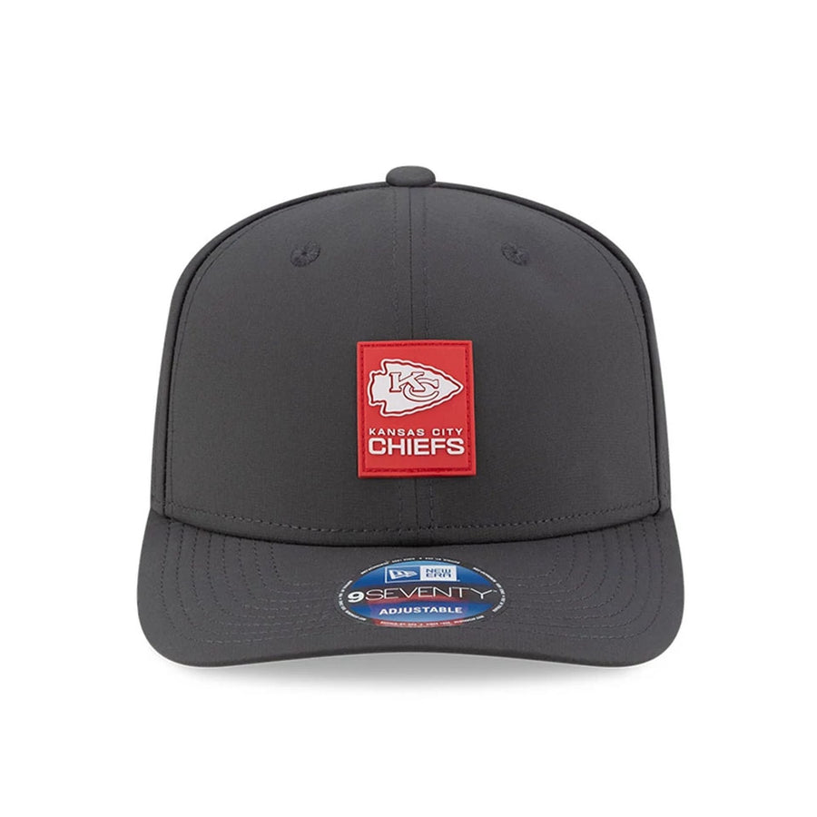 This is a Kansas City Chiefs NFL Sideline 2025 Charcoal 9SEVENTY Stretch Snap Adjustable Cap 3
