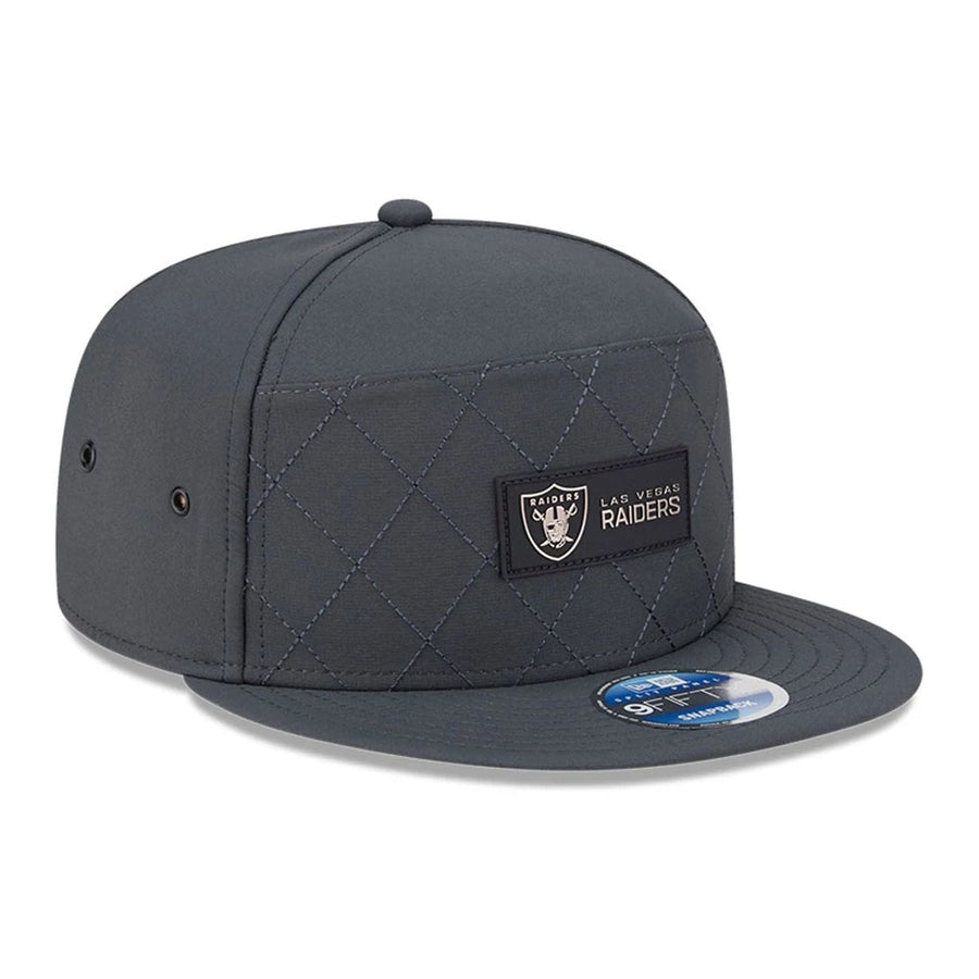 This is a Las Vegas Raiders NFL Sideline Charcoal 9FIFTY Split Panel Snapback Adjustable Cap 4