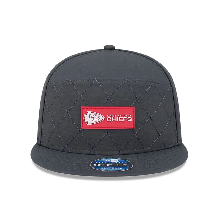 This is a Kansas City Chiefs NFL Sideline Charcoal 9FIFTY Split Panel Snapback Adjustable Cap 3