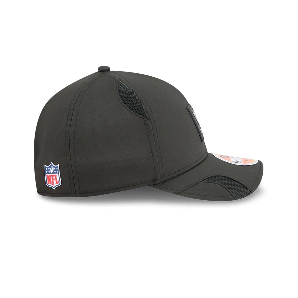 This is a Oakland Raiders NFL Sideline 2025 Black 9FORTY M-Crown Adjustable Cap 5