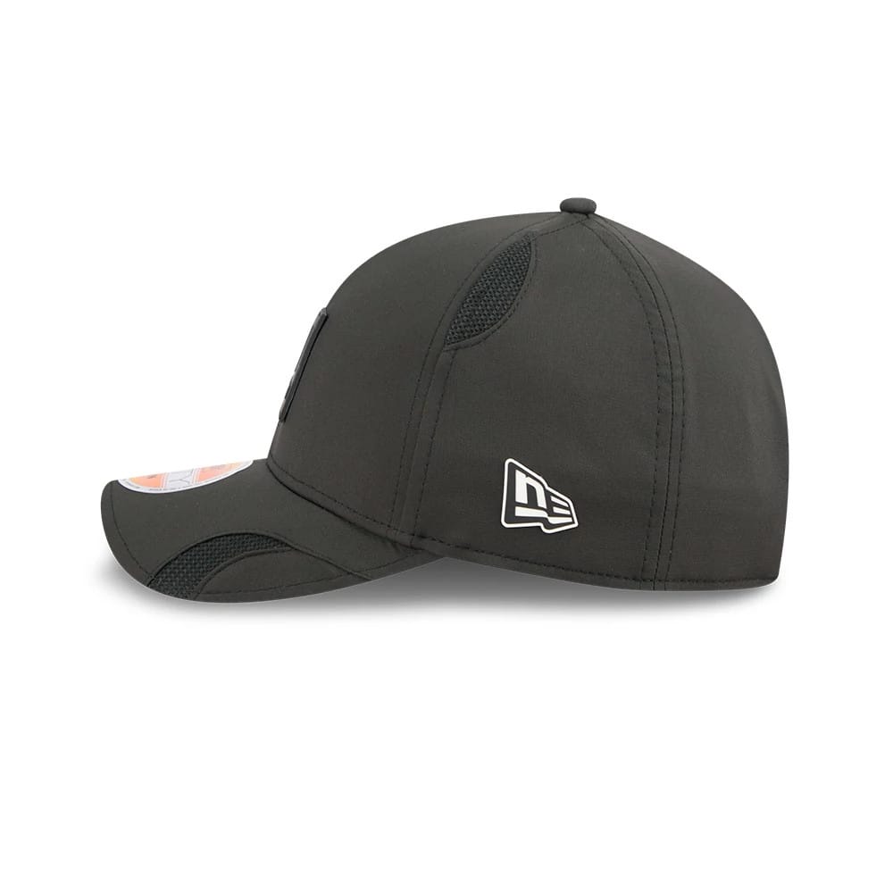 This is a Oakland Raiders NFL Sideline 2025 Black 9FORTY M-Crown Adjustable Cap 6
