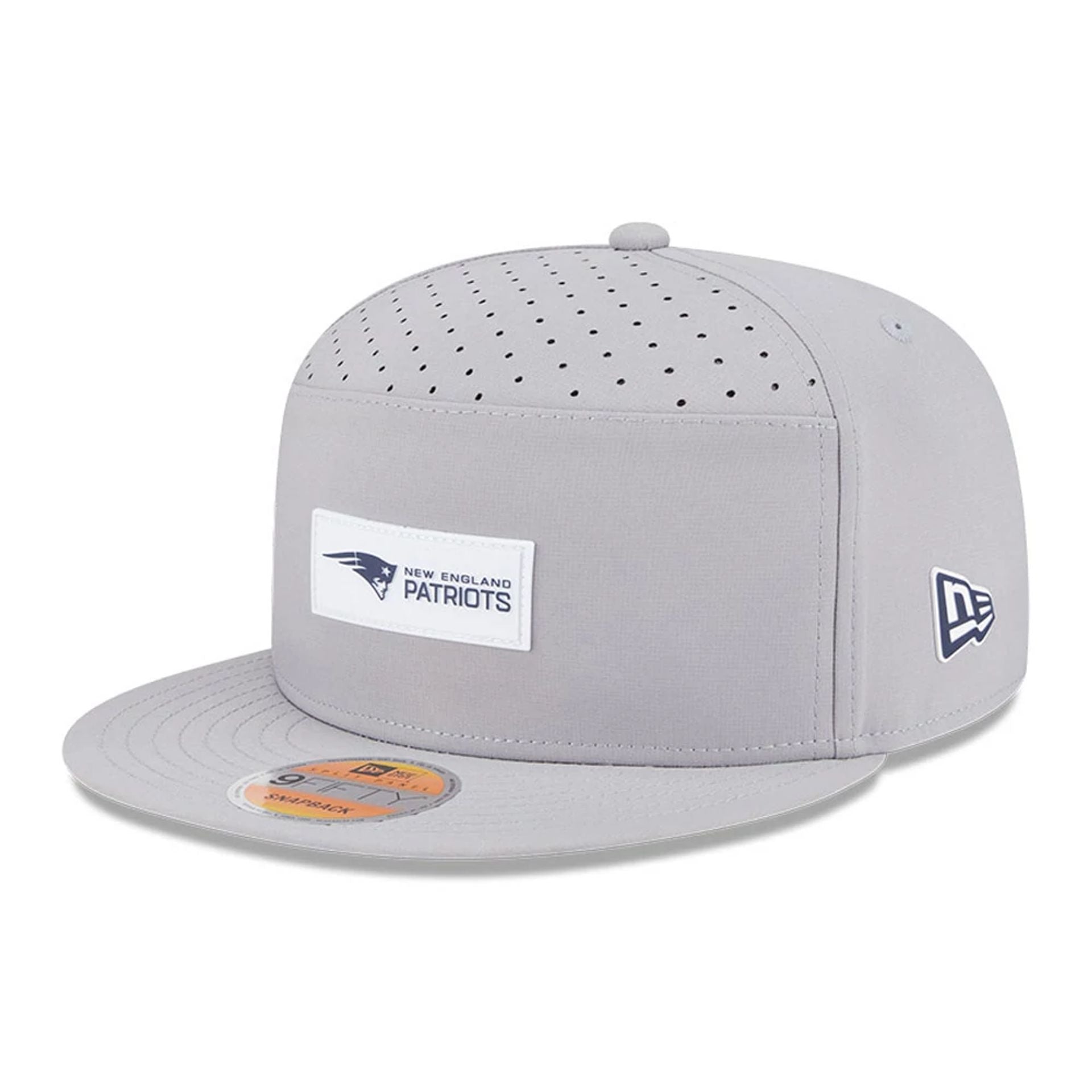 This is a New England Patriots NFL Sideline 2025 Grey 9FIFTY Split Panel Snapback Adjustable Cap 1