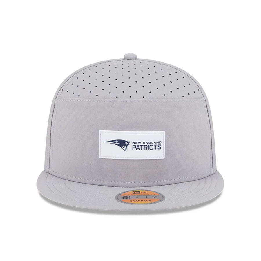 This is a New England Patriots NFL Sideline 2025 Grey 9FIFTY Split Panel Snapback Adjustable Cap 2