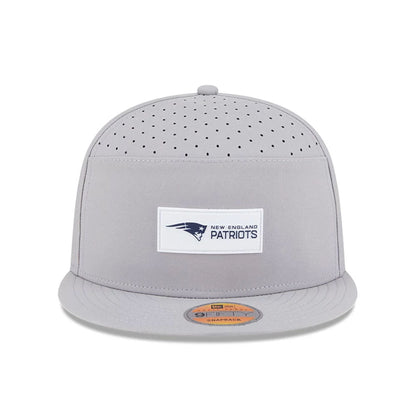 This is a New England Patriots NFL Sideline 2025 Grey 9FIFTY Split Panel Snapback Adjustable Cap 2