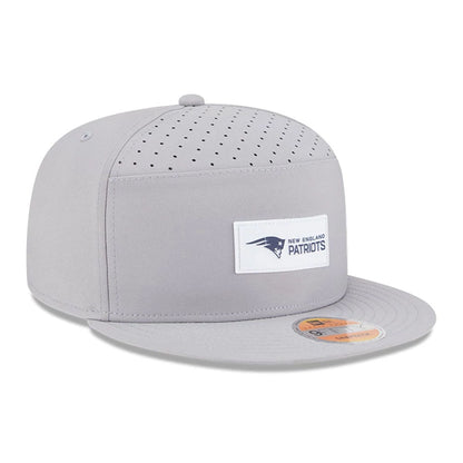 This is a New England Patriots NFL Sideline 2025 Grey 9FIFTY Split Panel Snapback Adjustable Cap 3
