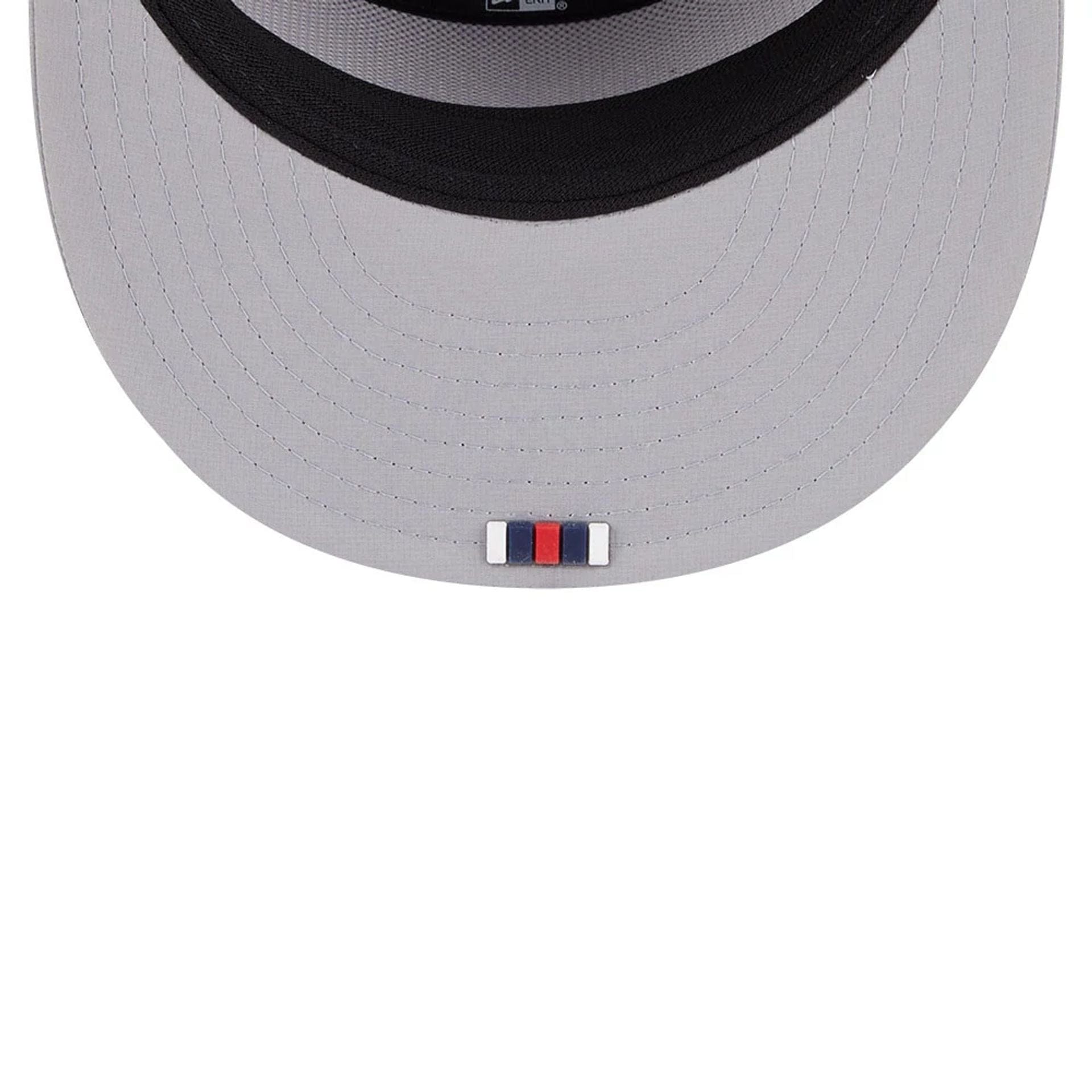 This is a New England Patriots NFL Sideline 2025 Grey 9FIFTY Split Panel Snapback Adjustable Cap 7