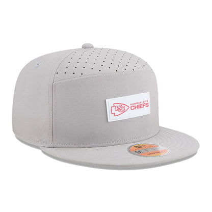 This is a Kansas City Chiefs NFL Sideline 2025 Grey 9FIFTY Split Panel Snapback Adjustable Cap 4