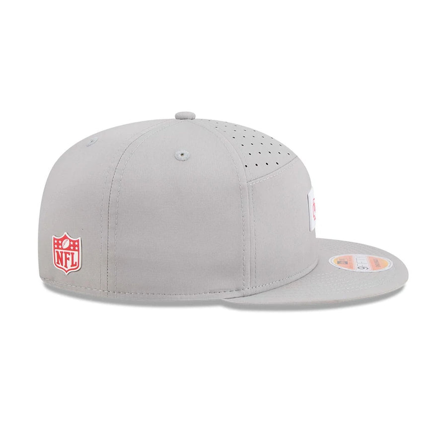 This is a Kansas City Chiefs NFL Sideline 2025 Grey 9FIFTY Split Panel Snapback Adjustable Cap 6