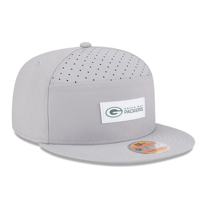 This is a Green Bay Packers NFL Sideline 2025 Grey 9FIFTY Split Panel Snapback Adjustable Cap 3
