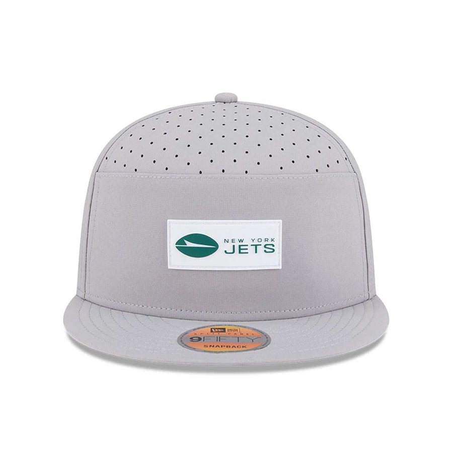 This is a New York Jets NFL Sideline 2025 Grey 9FIFTY Split Panel Snapback Adjustable Cap 2