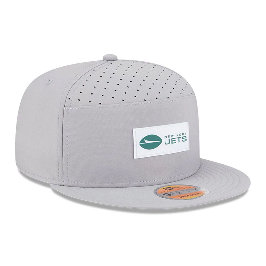 This is a New York Jets NFL Sideline 2025 Grey 9FIFTY Split Panel Snapback Adjustable Cap 3