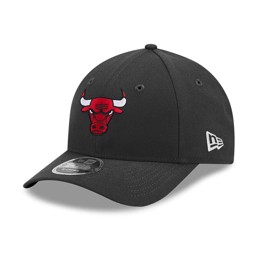 Chicago Bulls NBA Team Black New Era 9FORTY M-Crown Adjustable Cap, three-quarter view showing the red and white embroidered Bulls logo on the front panel, curved visor with 9FORTY size sticker, and New Era flag logo on the left side.