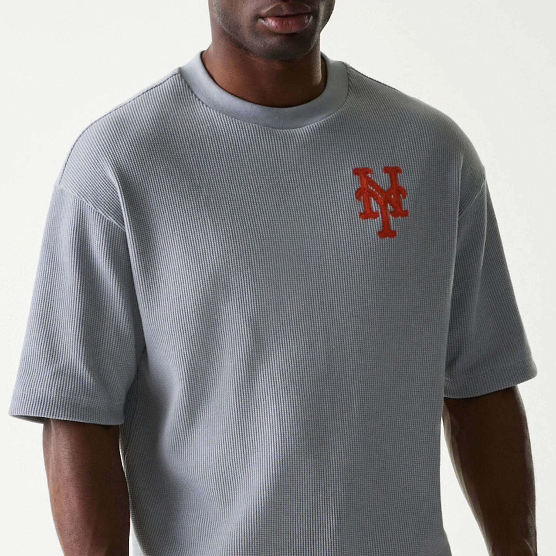 The Male model is wearing New York Mets MLB Waffle Grey Oversized T-Shirt 3