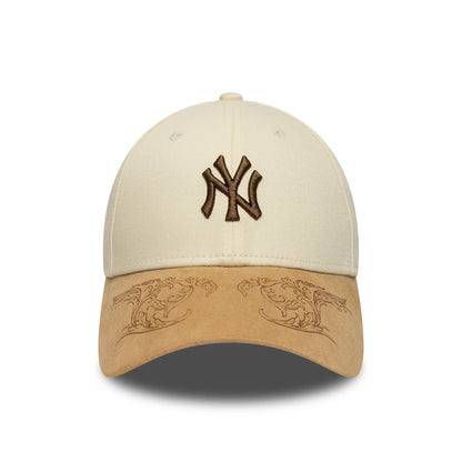 This is a New York Yankees MLB Contrast Visor Cream 9FORTY Adjustable Cap 2