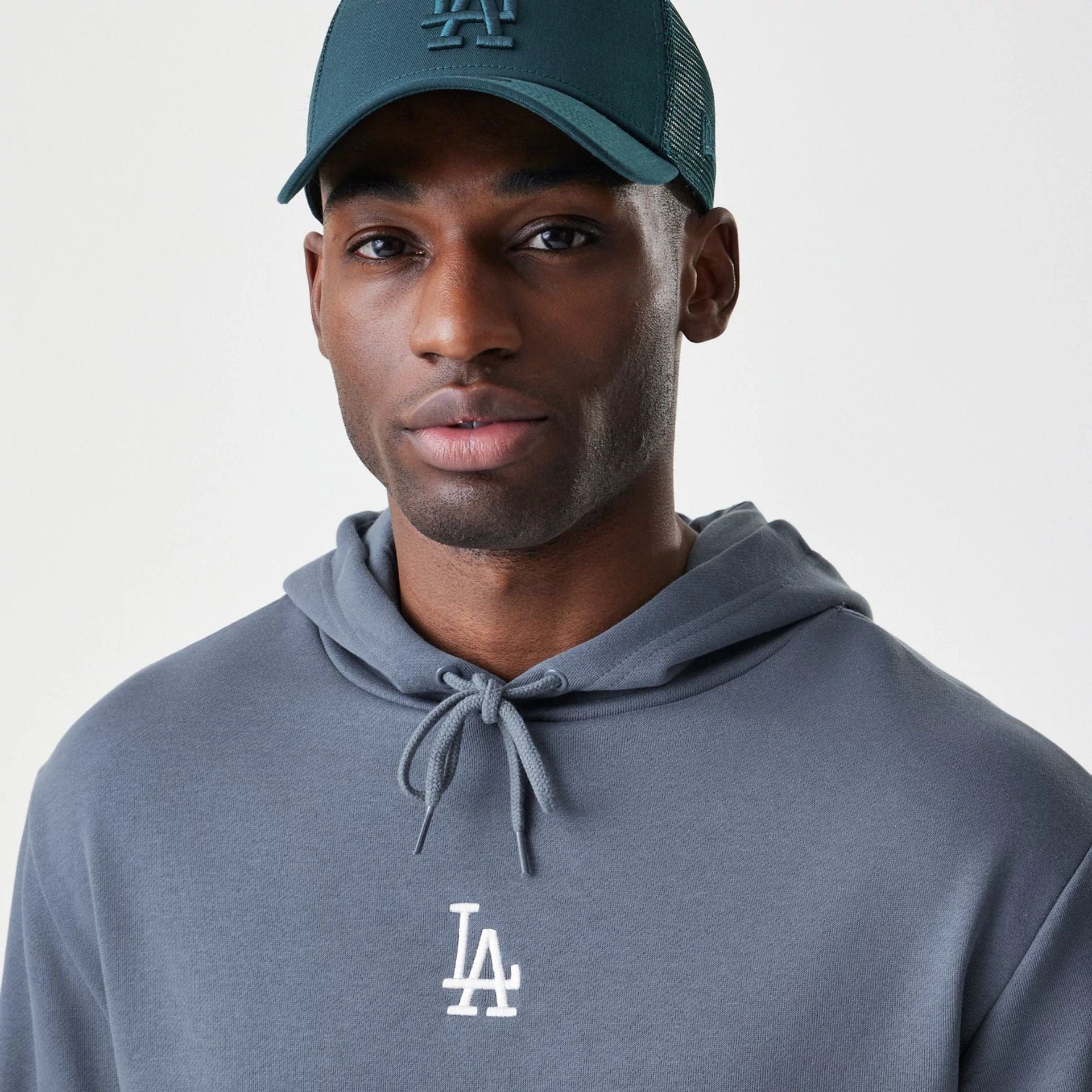 The Male model is wearing LA Dodgers MLB Midi League Essential Dark Grey Oversized Pullover Hoodie  4