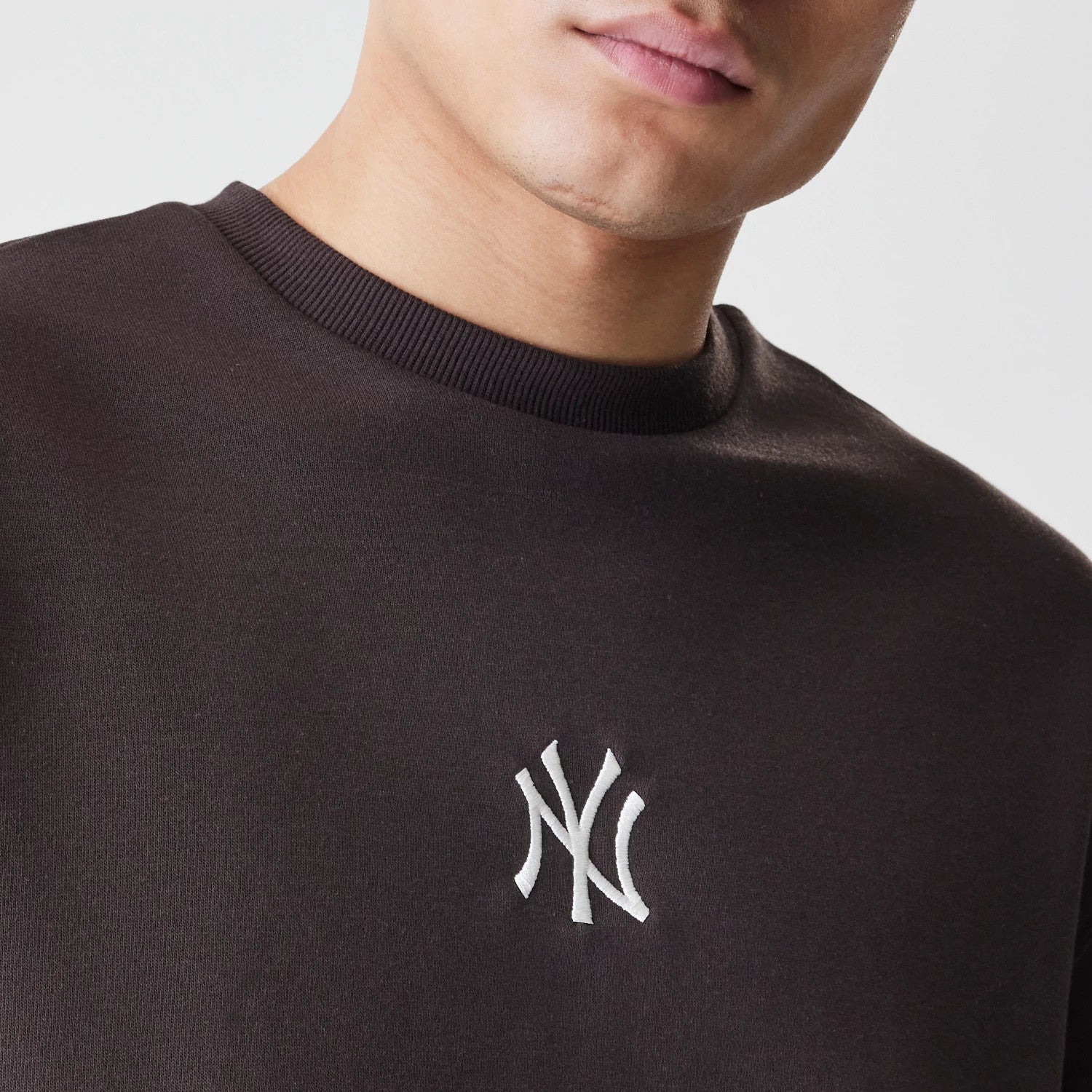 The Male model is wearing New York Yankees MLB Midi League Essential Dark Brown Oversized Crew Neck Sweater 4