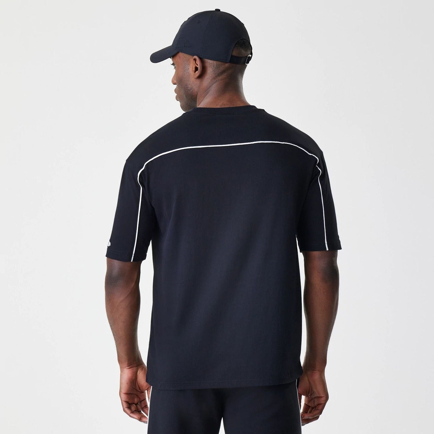 The Male model is wearing Chicago Bulls NBA Piping Black Oversized T-Shirt  2