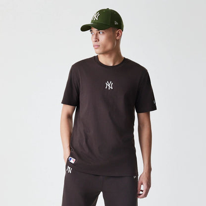 The Male model is wearing New York Yankees MLB Midi League Essential Dark Brown Oversized T-Shirt  3
