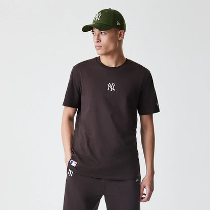 The Male model is wearing New York Yankees MLB Midi League Essential Dark Brown Oversized T-Shirt 3