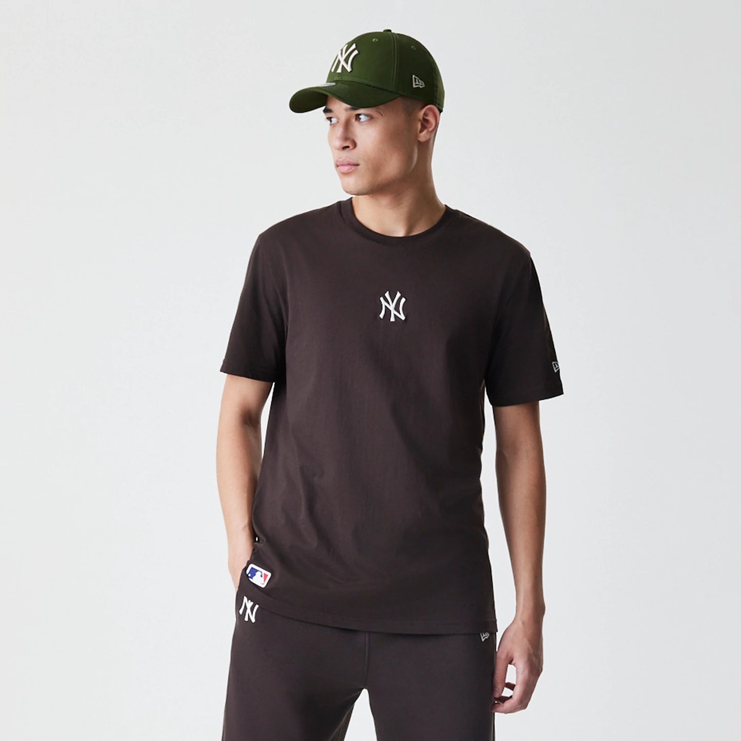 The Male model is wearing New York Yankees MLB Midi League Essential Dark Brown Oversized T-Shirt 3