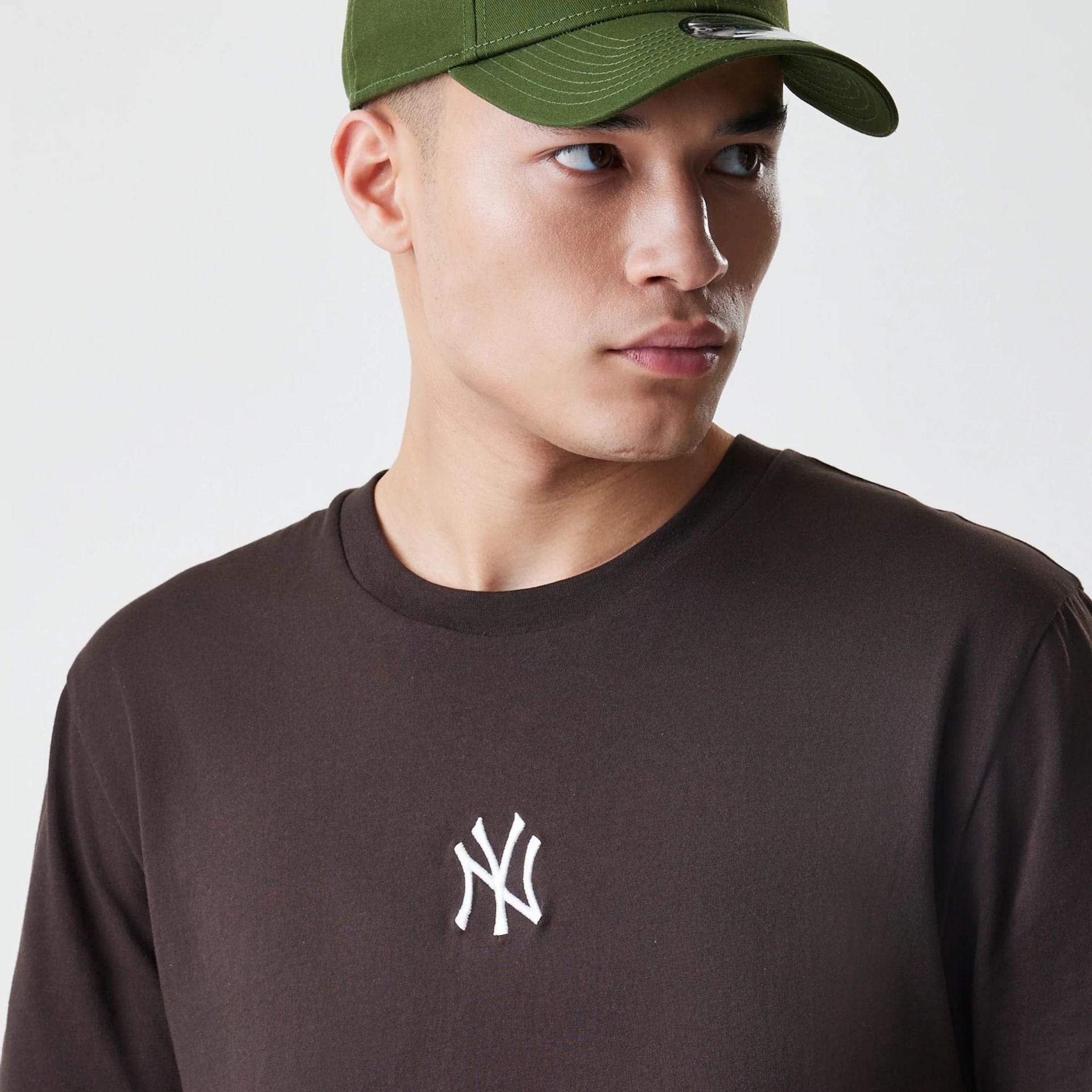 The Male model is wearing New York Yankees MLB Midi League Essential Dark Brown Oversized T-Shirt  4