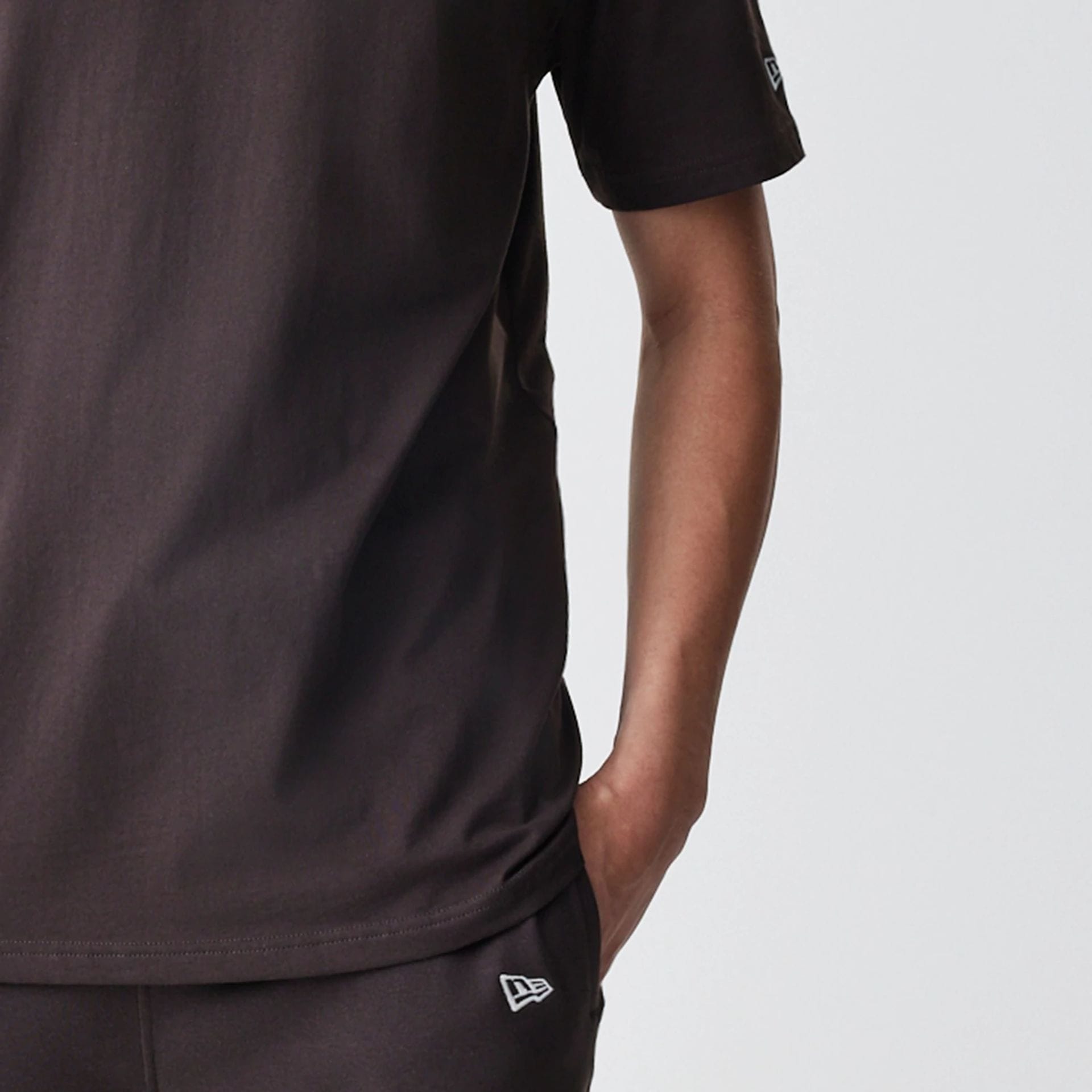 The Male model is wearing New York Yankees MLB Midi League Essential Dark Brown Oversized T-Shirt  6